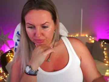 Bongacams Live Porn of KiraCandyS