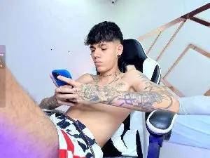 Cam4 Live Porn of tommy_valverde