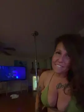 Cam4 Free Live Porn of RosieBloomzXXX
