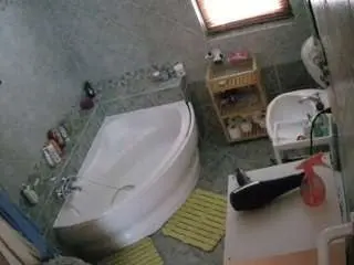 Camsoda Adult Webcams of voyeurcam-julmodels-bath-1st-2