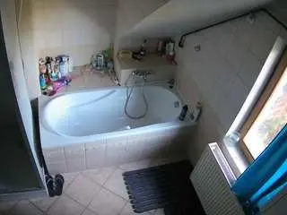 Camsoda Private Sex Chat of voyeurcam-julmodels-bath-2nd-1
