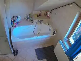 Camsoda Best Webcam of voyeurcam-julmodels-bath-2nd-1