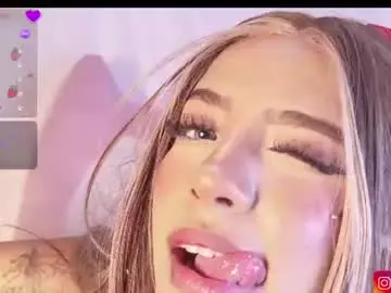 Chaturbate Live Sex Cam of emilyy_queen