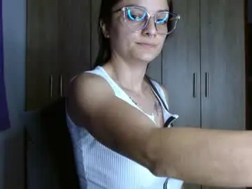Chaturbate Live Sex Cam of lilcoralinne_0