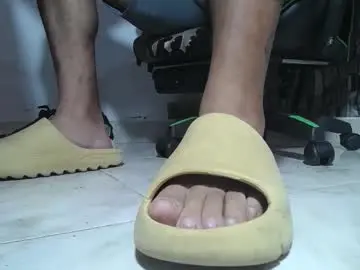 Chaturbate Live Sex Cam of srfindomfeet_