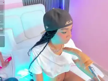 Chaturbate Live Sex Cam of clawdeen__wolf