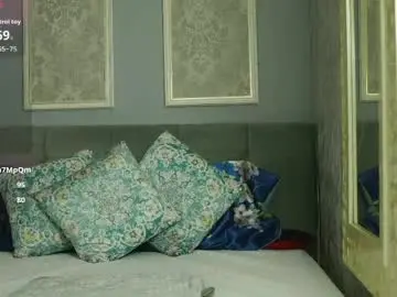 Chaturbate Live Sex Cam of mira_glow