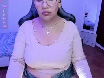 Chaturbate Live Sex Cam of esmeralda_milf1