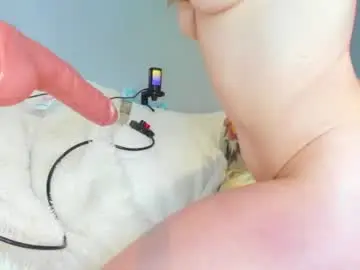 Chaturbate Live Sex Cam of eatmygingersnapps