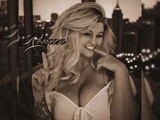 Streamate Sex Cam of RowanRevnaDisa