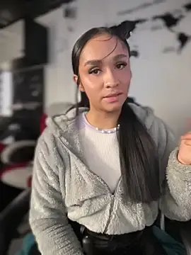 Stripchat Live Sex Cam of Isabella-Teen