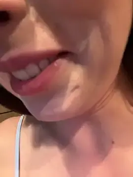 Stripchat Live Sex Cam of Holly_Play