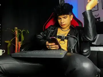 Stripchat Sex Cam of LyleBennett_