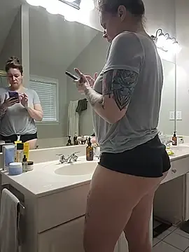 Stripchat Live Sex Cam of HollyTattoo