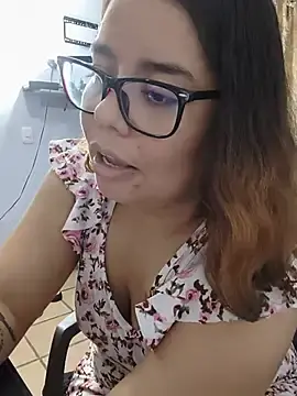 Stripchat Sex Cam of saenz_eymi