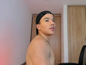 Stripchat Sex Cam of lucas_wellx
