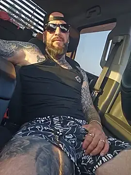 Stripchat Free Porn Cam of Beardedtattood