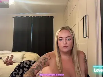 Stripchat Live Porn of CurvyWetWife