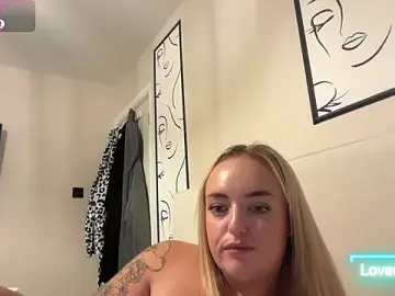Stripchat Live Sex of CurvyWetWife