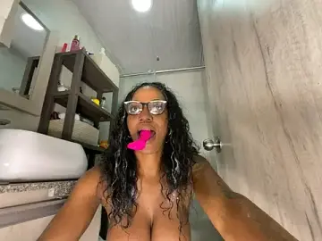 Stripchat Live Sex Cam of Bustykeyla