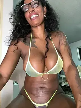 Stripchat Live Sex Cam of Bustykeyla