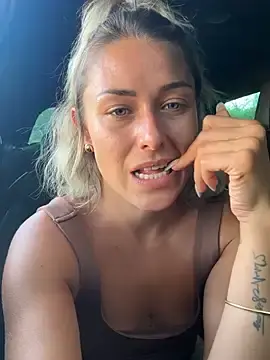 Stripchat Free Porn Cam of petrouchkaaa_