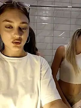Stripchat Live Sex Cam of caressyourself
