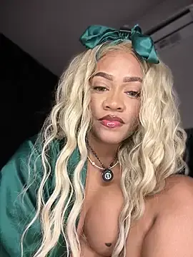 Stripchat Sex Cam of riri_brunnete