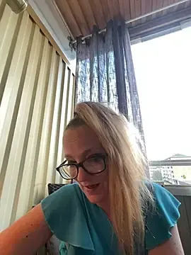 Stripchat Sex Cam of LizzieZ1975