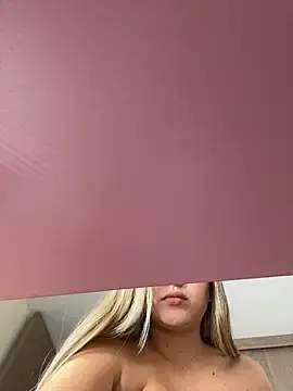 Stripchat Free Live Porn of lunablossom_