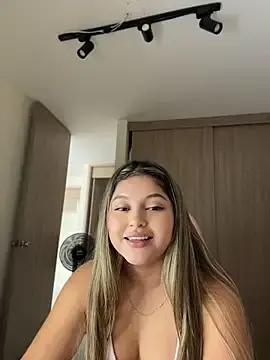 Stripchat Sex Cam of lunablossom_