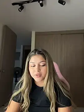 Stripchat Watch Live Sex Cams of lunablossom_