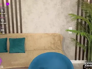 Stripchat Free Porn Cam of Holl1Would