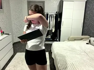 Stripchat Live Sex Cam of cuteshowy