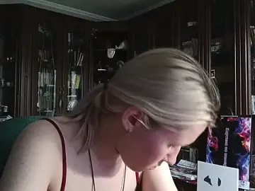 Stripchat Free Live Porn of KellyOutdoor