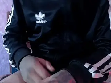 Stripchat Free Porn Cam of extrongerboyx_12