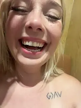Stripchat Sex Cam of CherryAuroraa