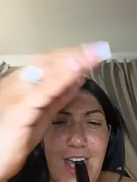 Stripchat Live Sex Cam of LittleMissEeve