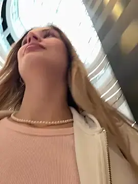 Stripchat Live Sex Cam of blonde_exe