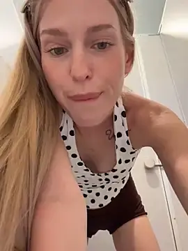 Stripchat Best live sex cam show of kira_mia