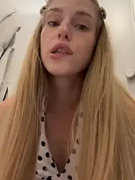 Stripchat Live Sex of kira_mia