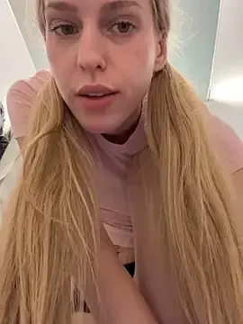 Stripchat Live Sex of kira_mia