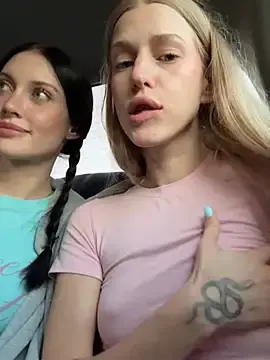 Stripchat Live Sex Cam of kira_mia