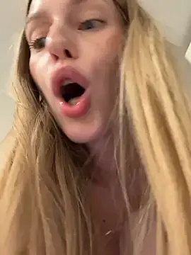Stripchat Free Live Porn of kira_mia