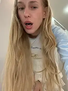Stripchat Sex Chat of kira_mia